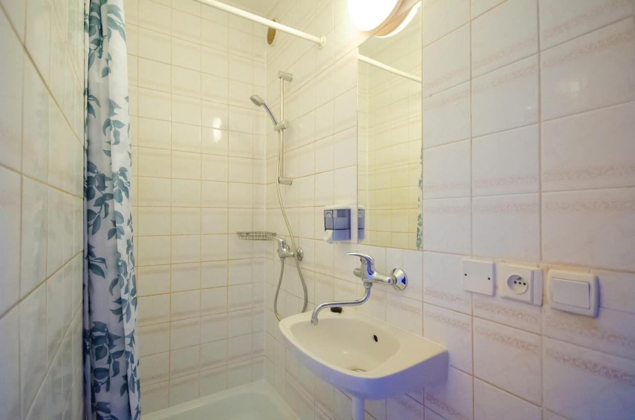 Dreibettzimmer mit Dusche